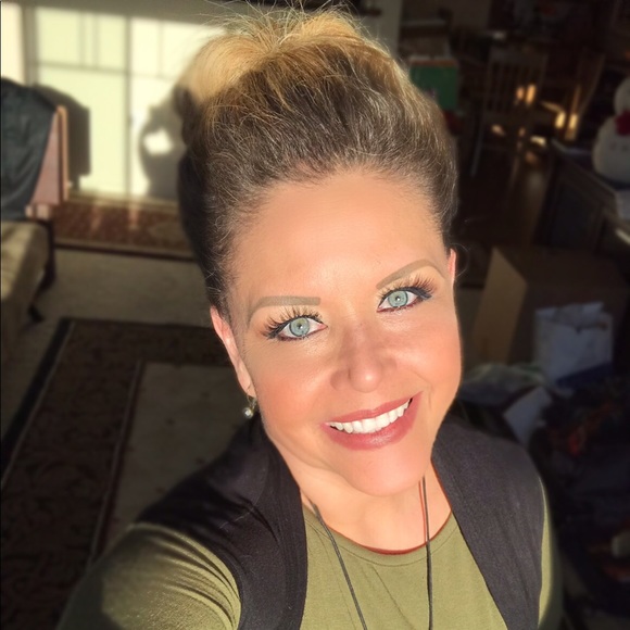 Meet your Posher, Andrea - Picture 3 of 6